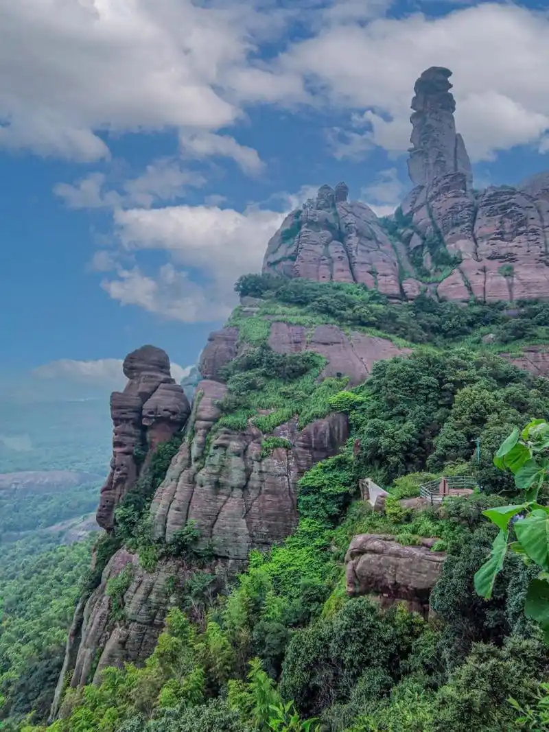 一峰多景,无峰不成景 位于江西上饶弋阳县的龟峰景区处在三清山