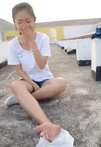 午后光着脚丫在海边,公园,房顶,晒晒太阳,悠哉游哉,美哉美哉