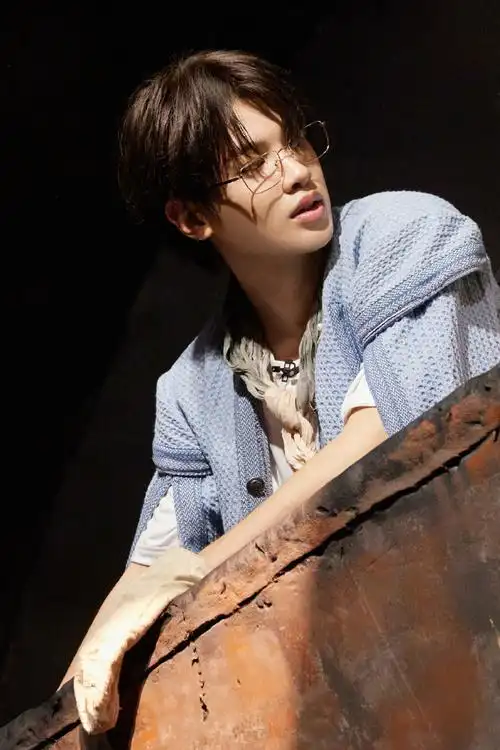 (上)高清剧照之黄明昊@jjjustin0219】戴着金属框眼镜的小贾超帅气