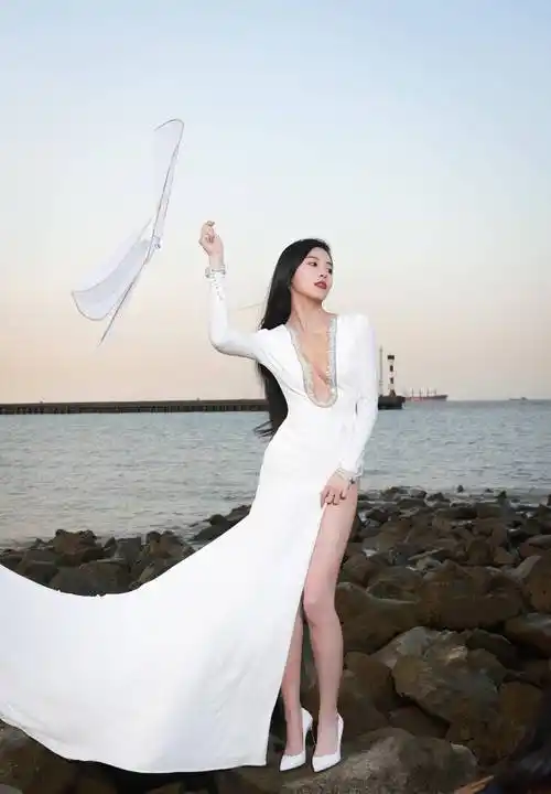 青春女星孙芮分享红色透视高衩长裙写真,展现苗条好身材_照片_中国_穿