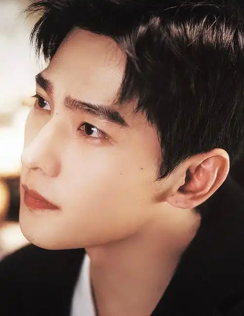 以前如果说杨洋是个禁忌的和尚   那么现在就像在上面加了一道枷锁