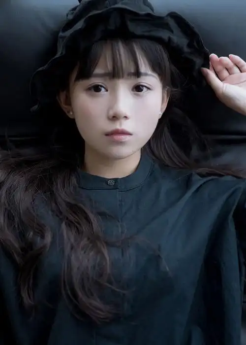 校园里的元气少女肌肤白皙唯美