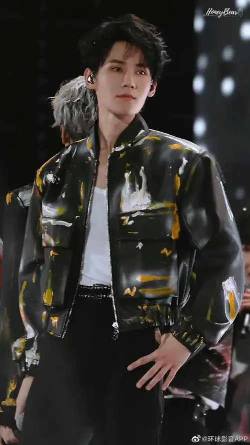 张真源海口演唱会舞台照饭拍#台风好人帅歌好听,张真源舞台上闪闪