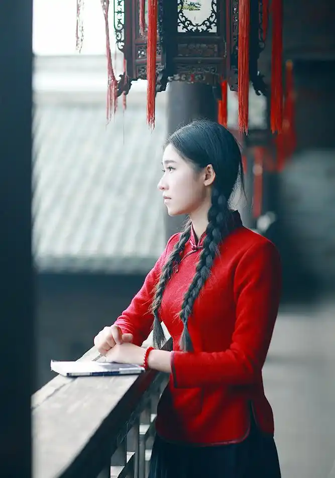 走在古建筑里的小辫子红衣姑娘