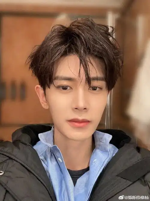 任嘉伦连发九张自拍#九张照片看似一模一样,但每一张都是不同的帅气