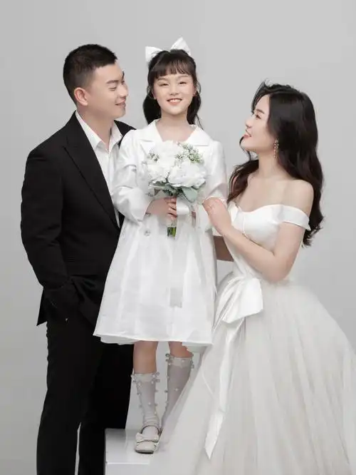 一家三口婚纱照全家福