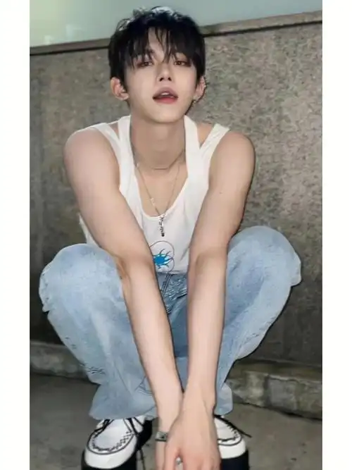 最近迷上了崔然竣穿背心太绝了