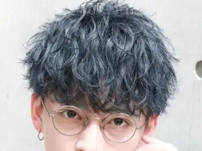 日系纹理烫短发正流行 时髦洋气打造男神