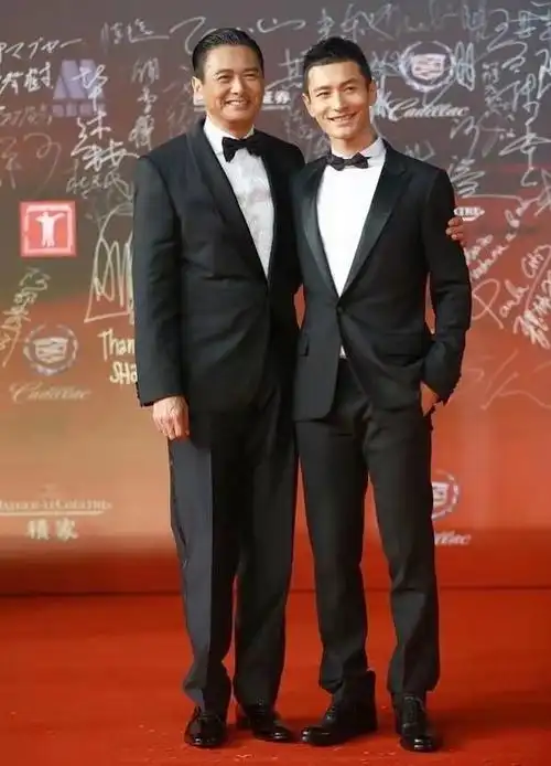 那么我们说一下,其实周润发的身高是挺高的啦,网络上说的是他有一米八