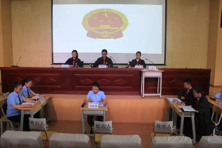 学生当"法官",经开二中"模拟法庭"开庭啦!