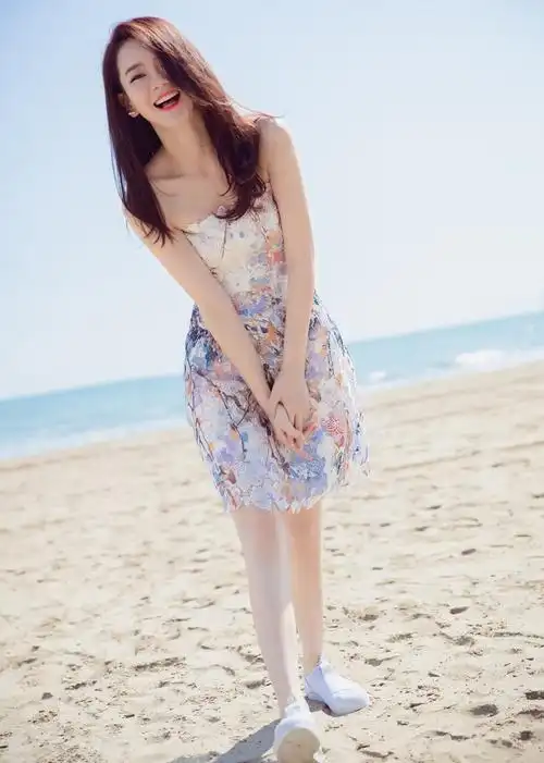 戚薇着抹胸裙海边照片曝光颜值爆表皮肤白的发光