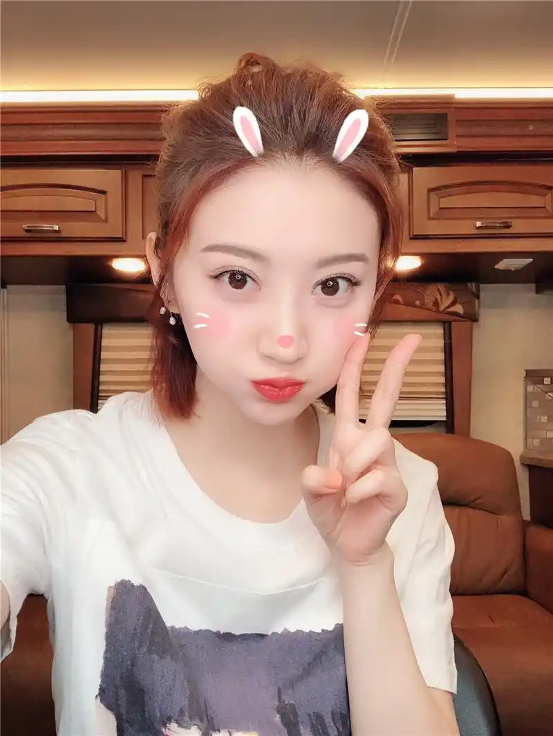 组图景甜俏皮比耶送祝福隔空与粉丝逗趣互动