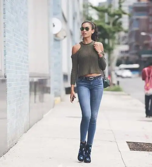 22岁的维秘天使kellygale出街紧身牛仔裤显长腿