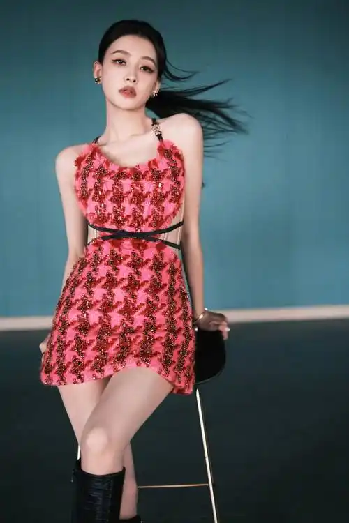 大长腿美女孙怡身材高挑,曲线优美,美艳且性感