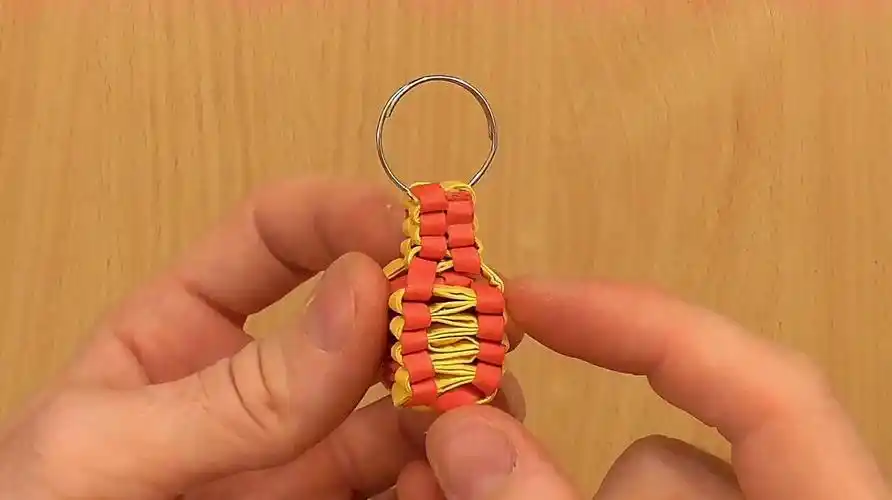 能挂在钥匙扣上的折纸手榴弹视频教程,小巧精美,很有意思!