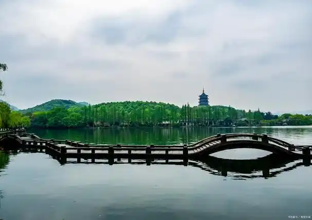 浙江旅游必去十大景点有:杭州西湖,南浔古镇,西塘古镇,鲁迅故里,普陀