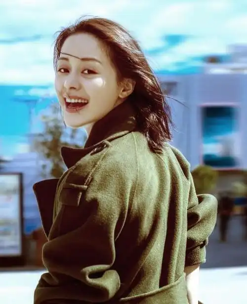 王力可初春街拍美图,治愈系笑容sense满分