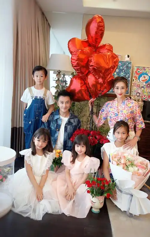 陈浩民妻子晒温馨全家福,庆祝结婚十周年,一家六口长相一模一样