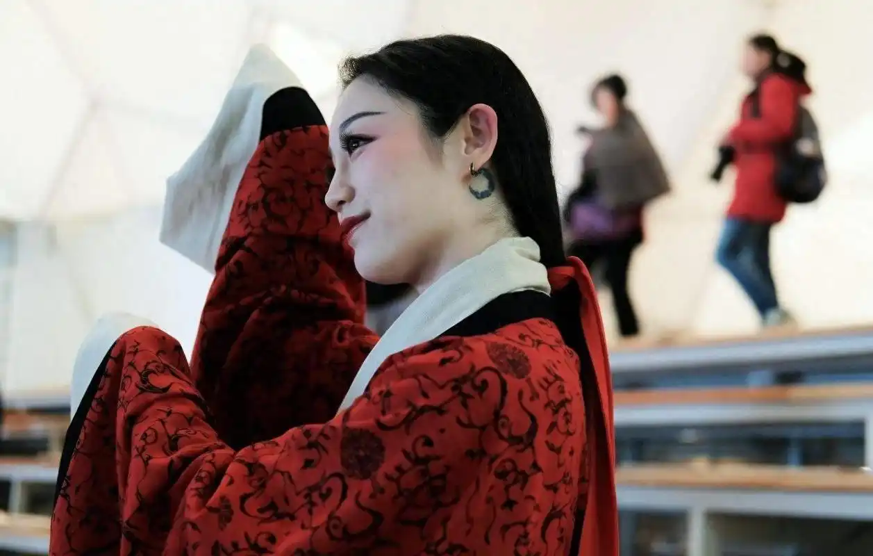 丝绸之路的时尚传承:汉代服饰对现代设计的启示