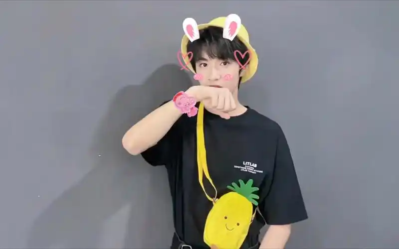 时代少年团刘耀文谁说猛男撒娇就不能扭了