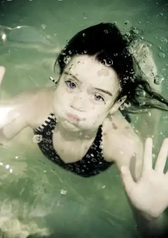 02呼吸:在水中掌握如何呼气和憋气是很重要的,初学者可以现在游泳池里