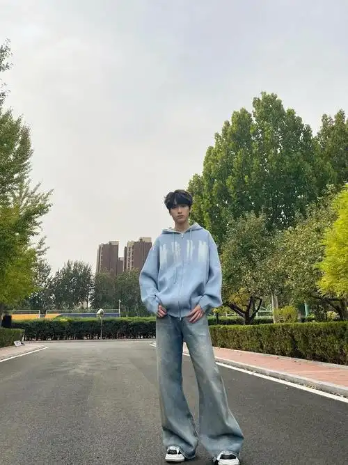或者像严浩翔这样用卫衣搭配出无龄感的标准答案也非常ok,连帽卫衣的