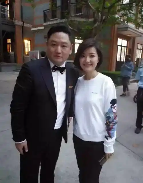 陈蓉4岁还不会说话,却成为了一名主持人,她的双胞胎女儿好可爱_上海