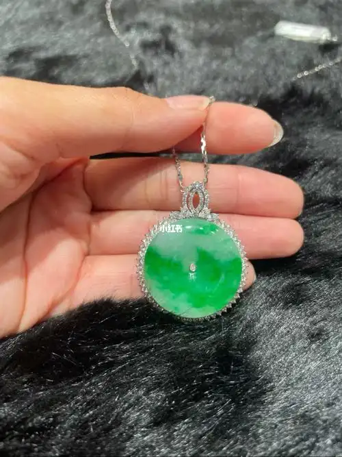 周大福翡翠平安扣