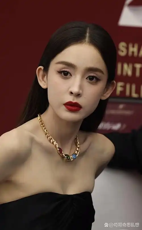 天,娜扎现在都有点瘦骨嶙峋的感觉了#古力娜扎