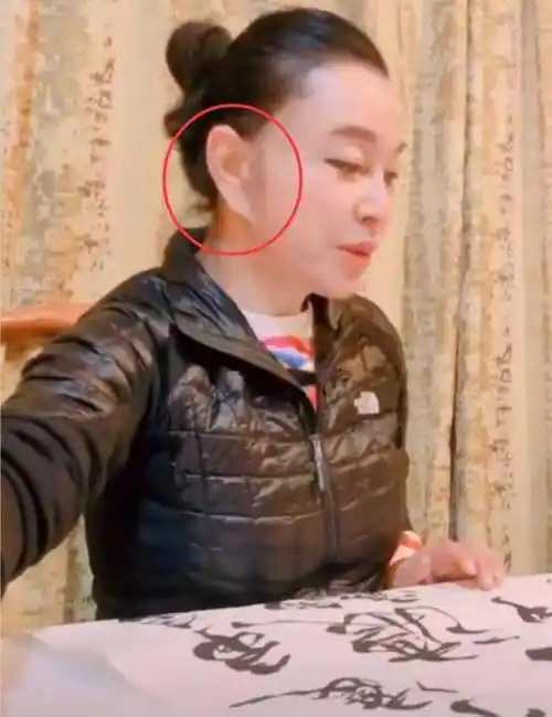 原创著名演员刘晓庆近照曝光淡妆出镜写书法却被变形的耳朵抢了镜