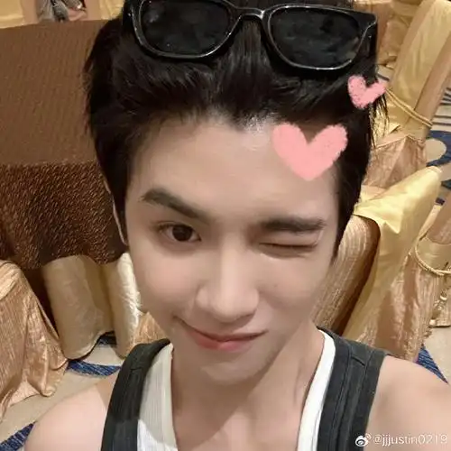 黄明昊#全网最会自拍的小男孩justin