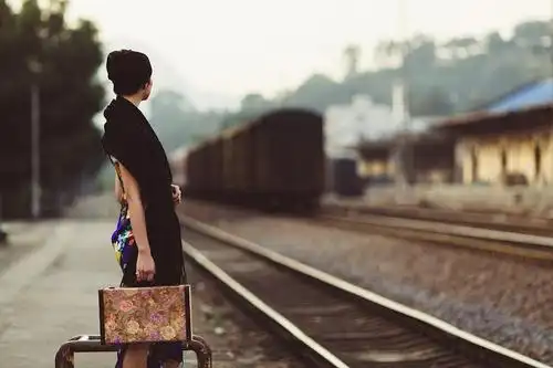 一个男人可能一生会遇到很多个女人 ,但总有那么一个深深轧在心底,再