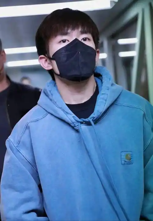 易烊千玺蓝色卫衣饭拍图!