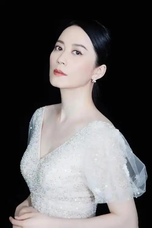 俞飞鸿53岁了真岁月从不败美人大秀事业线和美腿玉足气质绝了