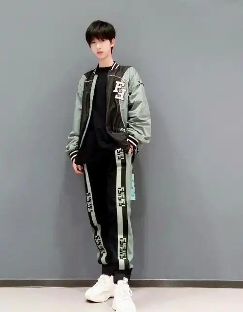 贺峻霖穿不规则破洞怕得老寒腿就搭大红色秋裤保暖又很潮