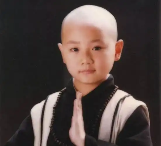 在童年时代,曹骏无疑是幸运的,在8岁的时候就被选中出演《真命小和尚