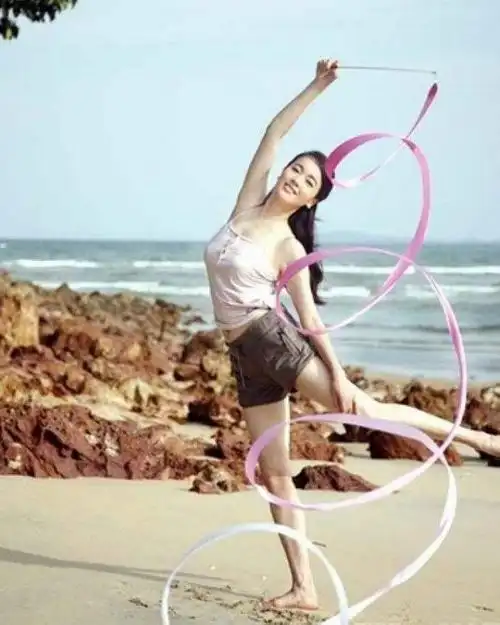 左小青晒手捧鲜花照笑容灿烂人比花娇失婚后独自抚养十岁囡囡