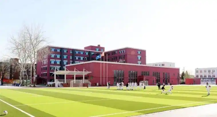 今年6月,朝阳区的北京中学东坝北校区项目将完成地下结构施工,预计