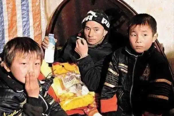 出去之前妻子还怀着二胎,挺着肚子给了他500块钱让他在外面努力工作