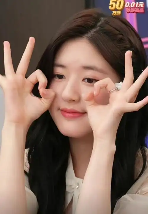 赵露思情人节营业照##赵露思露式比心随拍