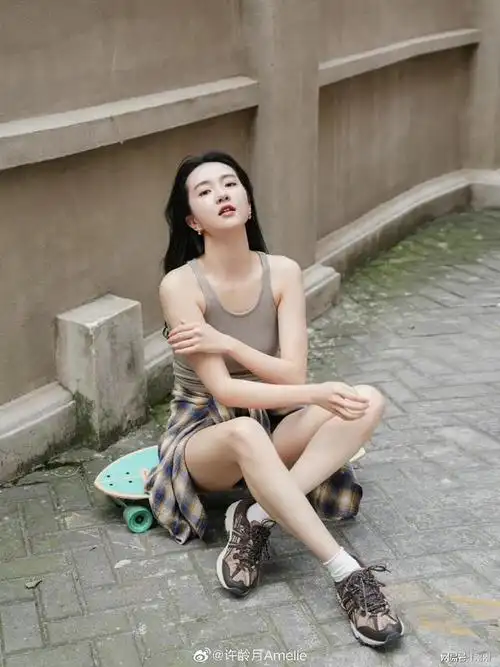 天真无邪许龄月