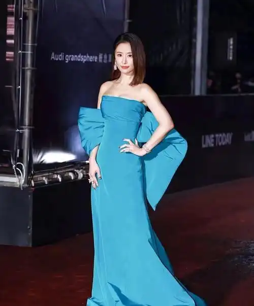 林心如亮相金钟奖红毯,一袭蓝色抹胸拖尾礼服,优雅又惊艳!