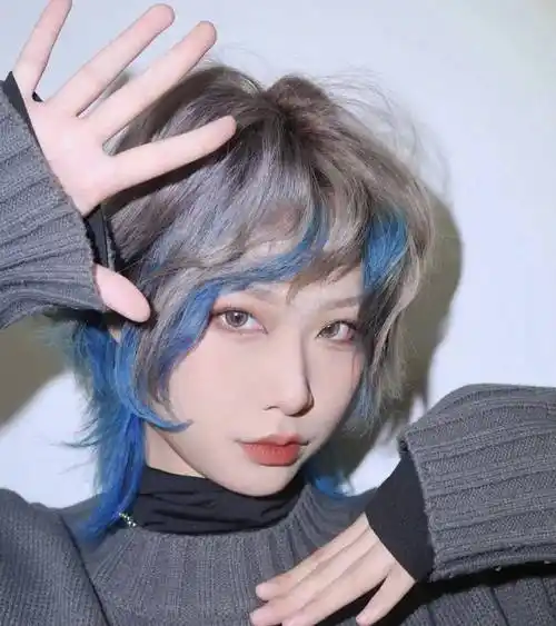 和隐藏染正好相反,只染外层的发色,深色发藏在底层,鲜艳的色彩外放