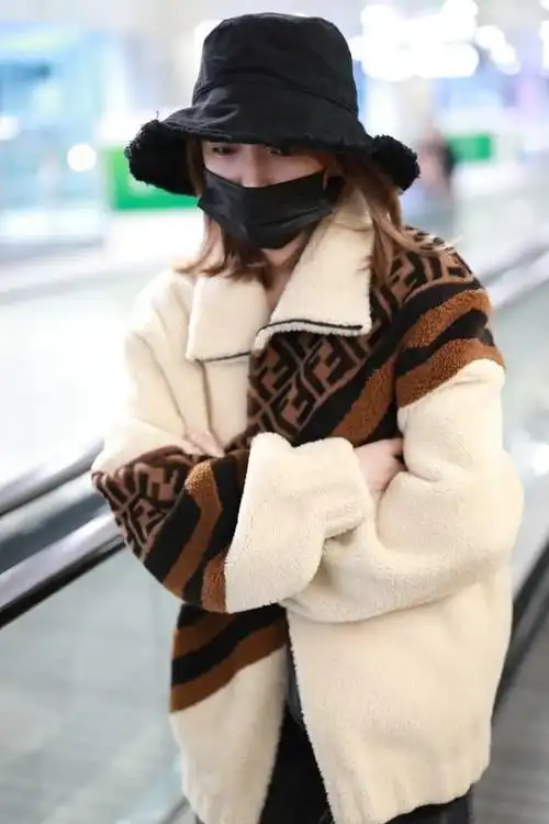 程潇现身机场印花羊羔绒配豹纹开衫多层叠穿身材依然傲人