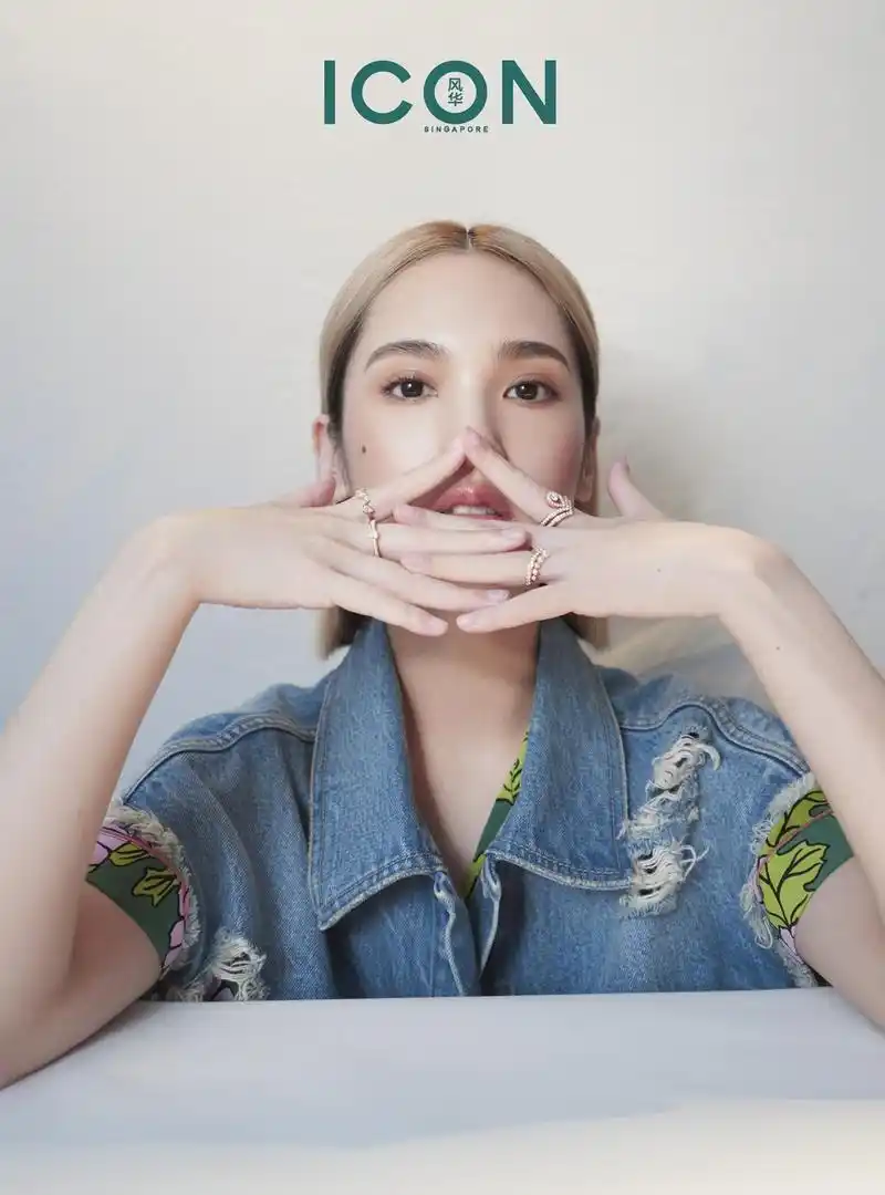 杨丞琳最新时尚大片曝光 浅色短发搭牛仔马甲清新自然