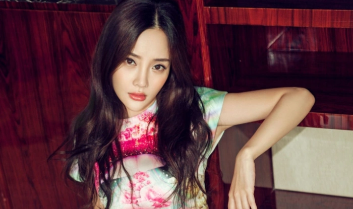 李小璐在家练瑜伽晒自拍,腹部马甲线羡煞众人,麻花辫发型太减龄