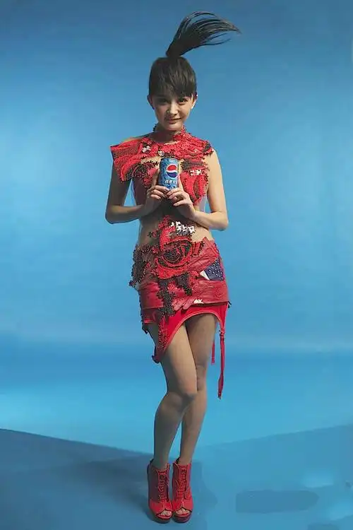 杨幂早期代言可乐的广告被扒,发型古怪皮肤黑,衣服看着像哪吒