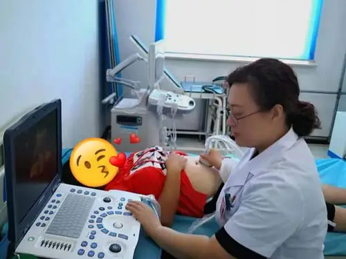 保健院儿科专家携我院儿科大夫为现场儿童做身体检查并进行健康教育.