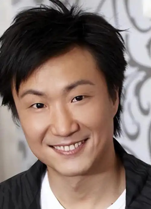 郑中基:港圈太子爷,醉酒惹事导致飞机迫降,还被曝殴打记者_成龙_父亲_