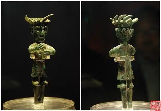 46】青铜立人,头戴的头冠像太阳鸟形,脑后的辫子不像三星堆青铜大立人